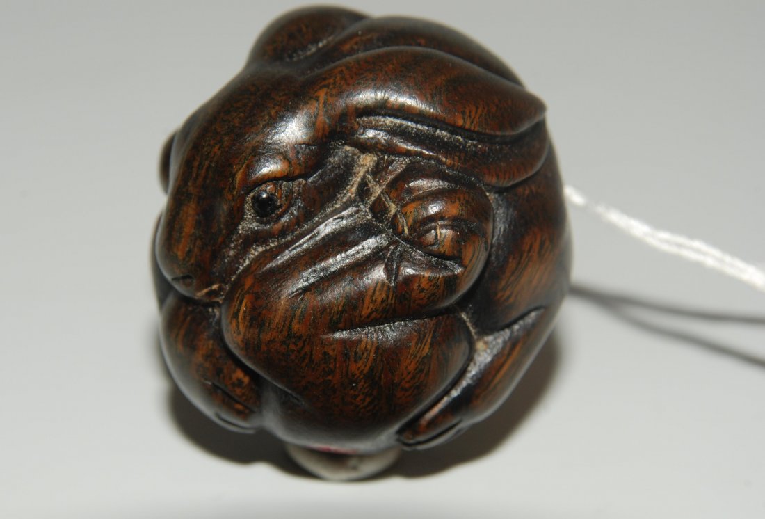 Netsuke Japan. Holz. Hase zur Kugel aufgerollt. Sign. H: Netsuke Japan. Holz. Hase zur Kugel aufgerollt. Sign. H 3,5 cm.