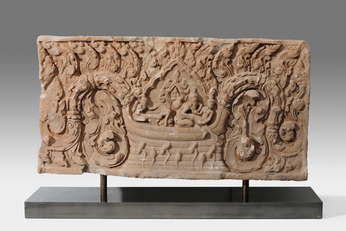 Grosses Friesfragment Wohl Khmer. Sandstein.: Grosses Friesfragment Wohl Khmer. Sandstein. Rechteckiger Fries einseitig reliefiert: Schiff mit figürlicher Darstellung auf Lotosblumenteich, umrahmt von Lotosblätterrankendekor. 59x112 cm. Auf Soc