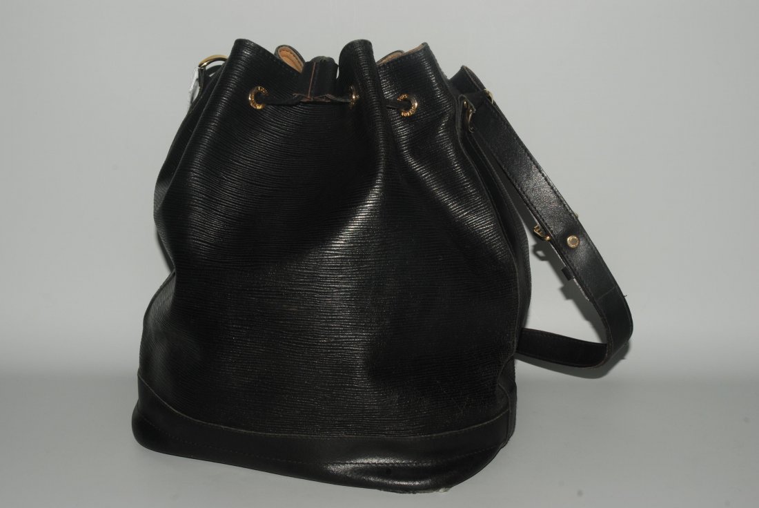 Louis Vuitton, "Noé" Beuteltasche Aus schwarzem Epi: Louis Vuitton, "Noé" Beuteltasche Aus schwarzem Epi Leder. Lederzugriemen-Verschluss und verstellbarer Tragriemen. Ca. 26x34x19 cm. Starke Gebrauchsspuren.
