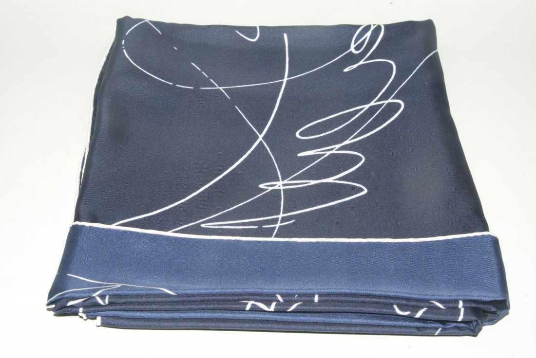 Hans Erni, Foulard "Dressage d'un cheval sauvage".: Hans Erni, Foulard "Dressage d'un cheval sauvage". Seide. In Dunkelblau. Mit Schachtel. Ca. 80x80 cm. Guter Zustand.