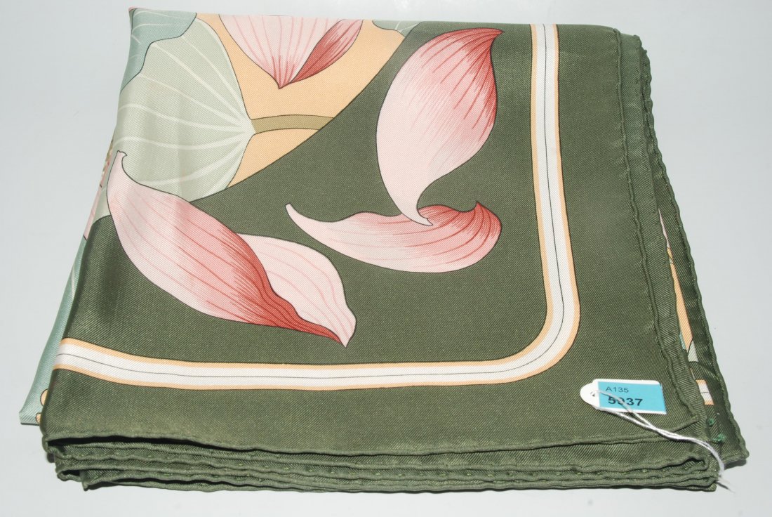 Hermès, Carré "Fleurs de Lotus" Seide. Gelber Grund mit: Hermès, Carré "Fleurs de Lotus" Seide. Gelber Grund mit grüner Umrandung. Ca. 90x90 cm. Reinigungsbedürftig.