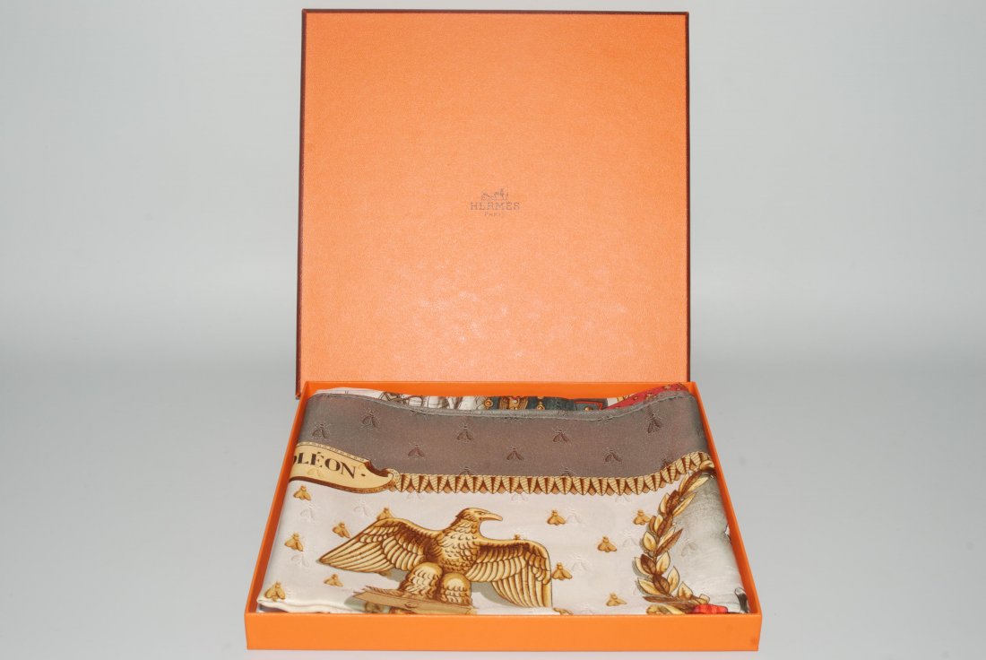 Hermès, Carré "Napoléon" Seide mit eingewebten: Hermès, Carré "Napoléon" Seide mit eingewebten Bienenmotiven (sogenanntes "Façonnet Tuch"). Cremeweissergrund mit grauer Umrandung. In Original-Schachtel. Ca. 90x90 cm. Reinigungsbedürftig.