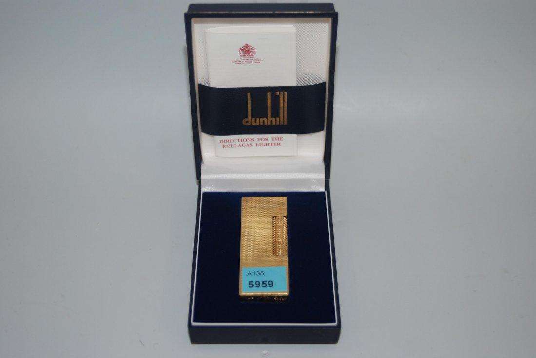 Dunhill, "Rollagas" Feuerzeug Vergoldet. Guillochierter: Dunhill, "Rollagas" Feuerzeug Vergoldet. Guillochierter Korpus. Rechteckiger Querschnitt. Gas. Mit Originalschatulle. L 6,3 cm. Minime Gebrauchsspuren.