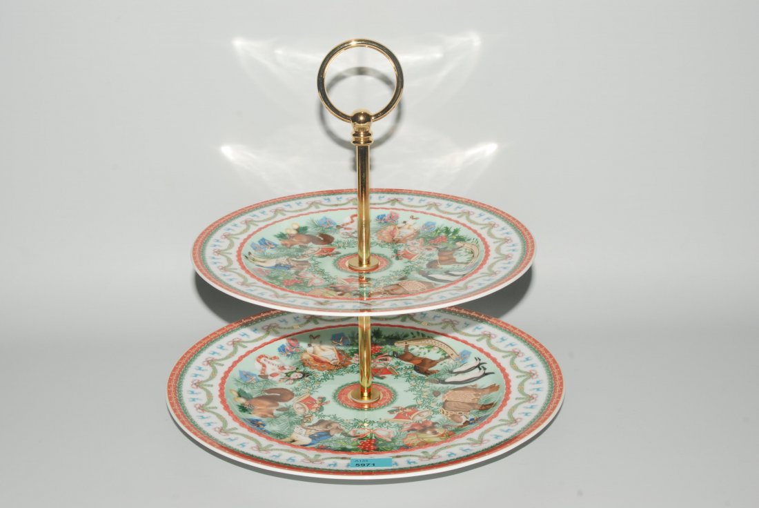 Versace, Etagère Aus der Serie "Merry Christmas", 2011.: Versace, Etagère Aus der Serie "Merry Christmas", 2011. Rosenthal Porzellan. Mit Weihnachtsdekor. In Originalschachtel. H ca. 26 cm. Neuwertig.