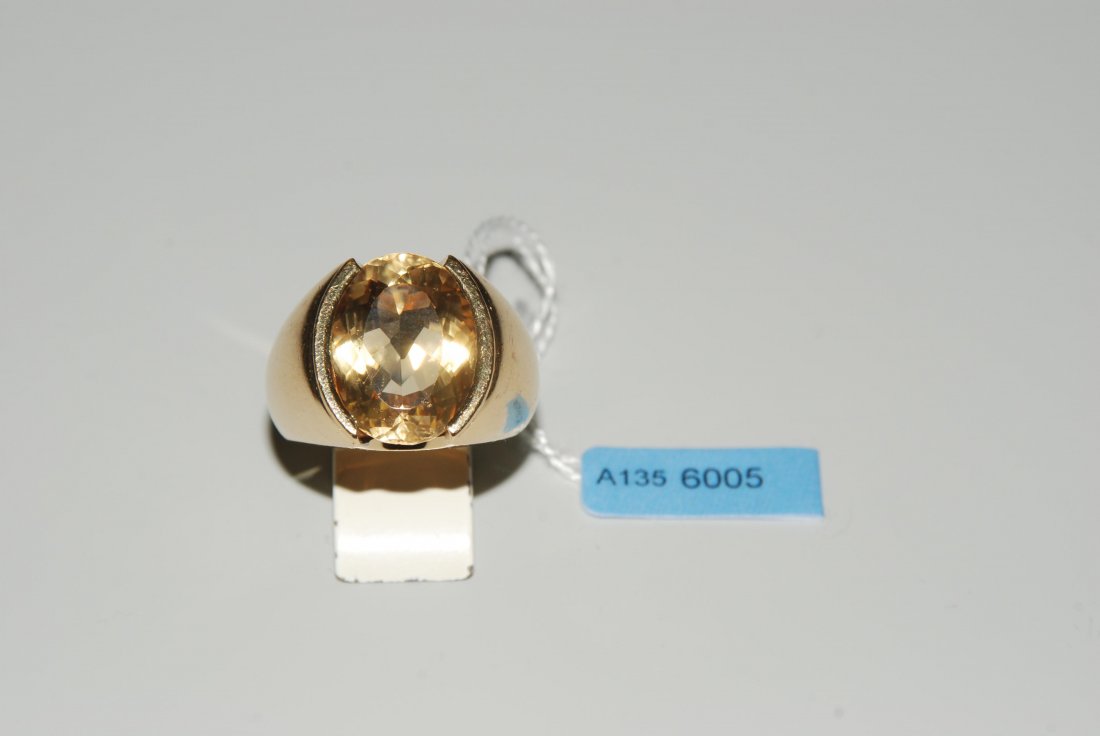 Citrin-Ring Bucherer. 750 Gelbgold. Massiver Mantelring: Citrin-Ring Bucherer. 750 Gelbgold. Massiver Mantelring mit 1 ovalen Citrin von ca. 10 ct. Gr. 49, 26,1 g.