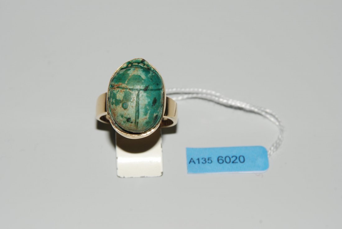 Fayence-Skarabäus-Ring 585 Gelbgold. Archäologisch,: Fayence-Skarabäus-Ring 585 Gelbgold. Archäologisch, antikisierender Ring in der Längsachse einen zargengefassten, grünen Fayence-Skarabäus. Gr. 59, 11,5 g.