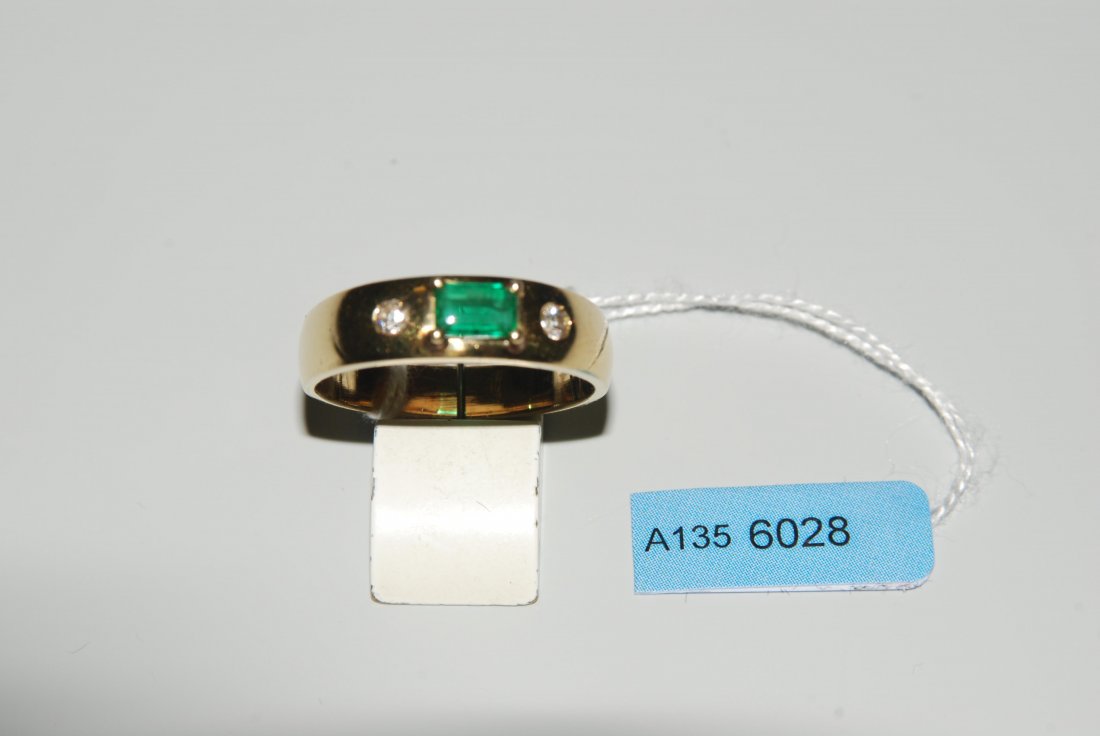 Smaragd-Diamant-Ring 750 Gelbgold. Schlichter Ring mit: Smaragd-Diamant-Ring 750 Gelbgold. Schlichter Ring mit 1 okt. Smaragden von ca. 0.39 ct (def.), seitlich 2 Brillanten von zus. ca. 0.12 ct. Gr. 60, 6,6 g.