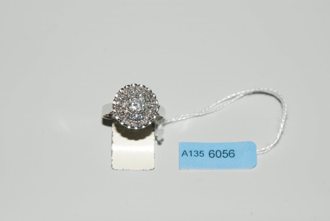 Diamant-Ring 750 Weissgold. Diamant-Rosette bestehend: Diamant-Ring 750 Weissgold. Diamant-Rosette bestehend aus 1 Brillanten von ca. 0.38 ct, J–K/vs, umgeben von 30 kl. Achtkant-Diamanten von zus. ca. 0.30 ct. Gr. 50, 4,3 g.
