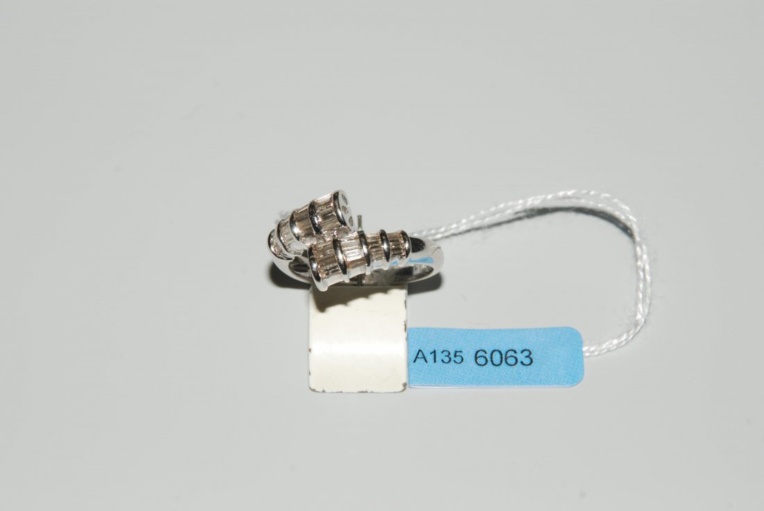 Diamant-Ring 750 Weissgold. Hübscher Ring, ausgefasst: Diamant-Ring 750 Weissgold. Hübscher Ring, ausgefasst mit 28 Diamant-Baguetten von zus. ca. 0.60 ct. Gr. 54, 4,3 g.