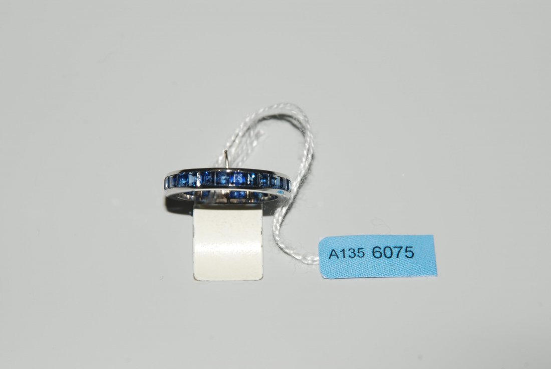 Saphir-Alliance Bucherer. 750 Weissgold. 27: Saphir-Alliance Bucherer. 750 Weissgold. 27 Saphir-Carrés von ca. 3.20 ct in Kanalfassung. Gr. 53, 3,9 g.