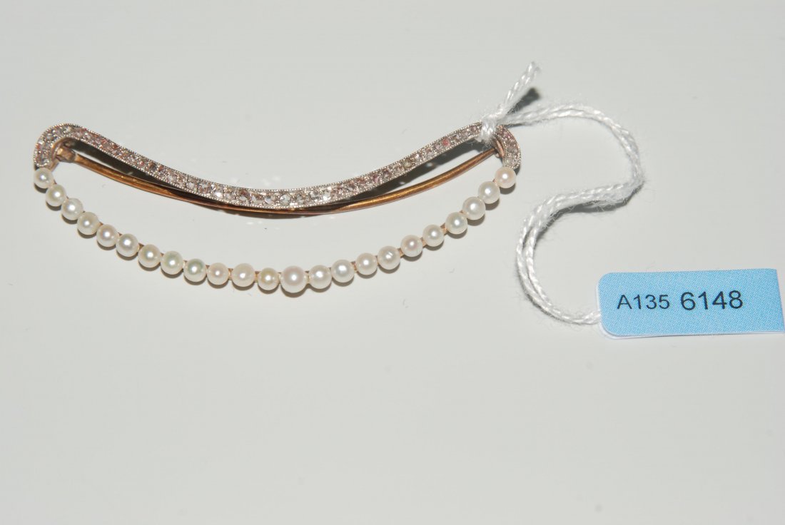 Perlen-Diamant-Brosche 1900–1910. 750 Gelbgold und: Perlen-Diamant-Brosche 1900–1910. 750 Gelbgold und Platin. Zierliche Brosche in gebogener Form 1 Reihe, bestehend aus 23 kl. Naturperlen Ø 2,5–3 mm und 1 Reihe, bestehend aus 48 kl. Diamantrosen.
