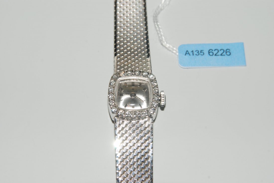 Bucherer Brillant-Damenarmbanduhr Luzern, 1960er Jahre.: Bucherer Brillant-Damenarmbanduhr Luzern, 1960er Jahre. 750 Weissgold. Nr. 6152. Handaufzug. Pressboden, rechteckiges Gehäuse, Saphirglas, versilbertes Zifferblatt, aufgesetzte Strichindizes, Brillan