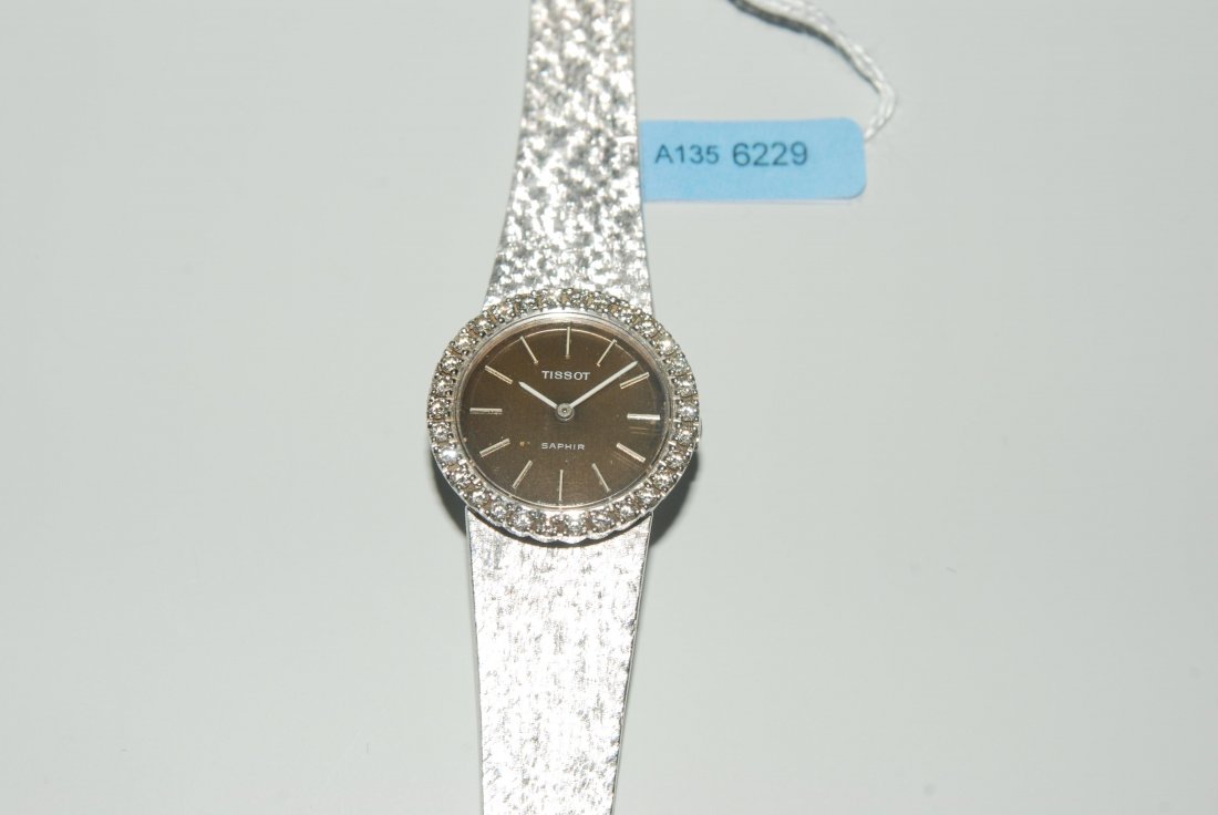 Tissot Brillant-Damenarmbanduhr Le Locle, 1970er Jahre.: Tissot Brillant-Damenarmbanduhr Le Locle, 1970er Jahre. 750 Weissgold. Nr. 12573. Handaufzug. Pressboden, rundes Gehäuse, Saphirglas, Zifferblatt oxidiert, aufgesetzte Strichindizes, Brillant-Lunette