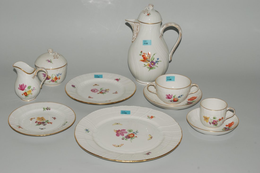 Tafelservice, KPM Berlin, 20.Jh. Porzellan, Neuozier,: Tafelservice, KPM Berlin, 20.Jh. Porzellan, Neuozier, Blumen und Schmetterlinge in bunter Malerei, Goldrand. Bestand: 12 Fleischteller, 12 Suppentassen mit U'tassen, 12 Dessertteller, 2 ovale Platten,