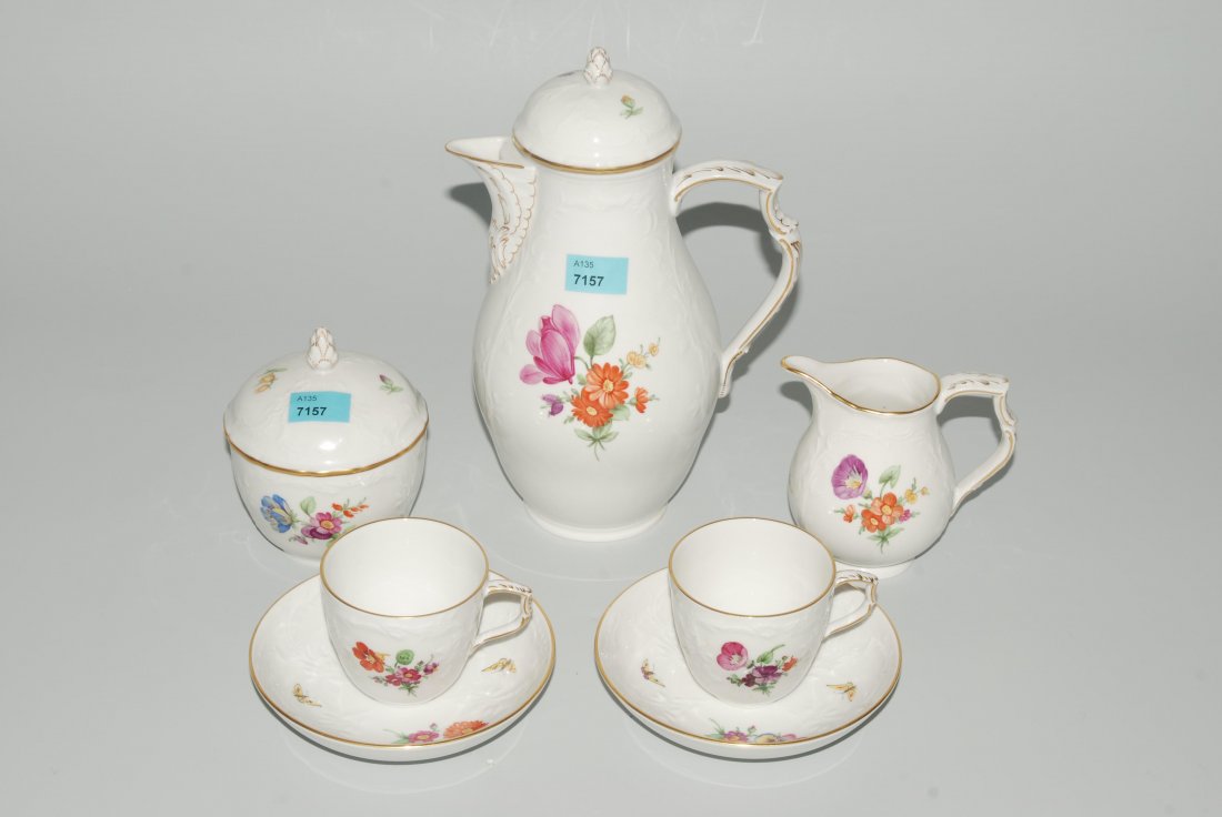 Mokkaservice, KPM Berlin, 20.Jh. Porzellan,: Mokkaservice, KPM Berlin, 20.Jh. Porzellan, Reliefzierat, farbige Blumenmalerei, Goldstaffierung. Bestand: 1 Kaffeekanne, 1 Cremier, 1 Zuckerdose, 6 Mokkatassen mit U'tassen.