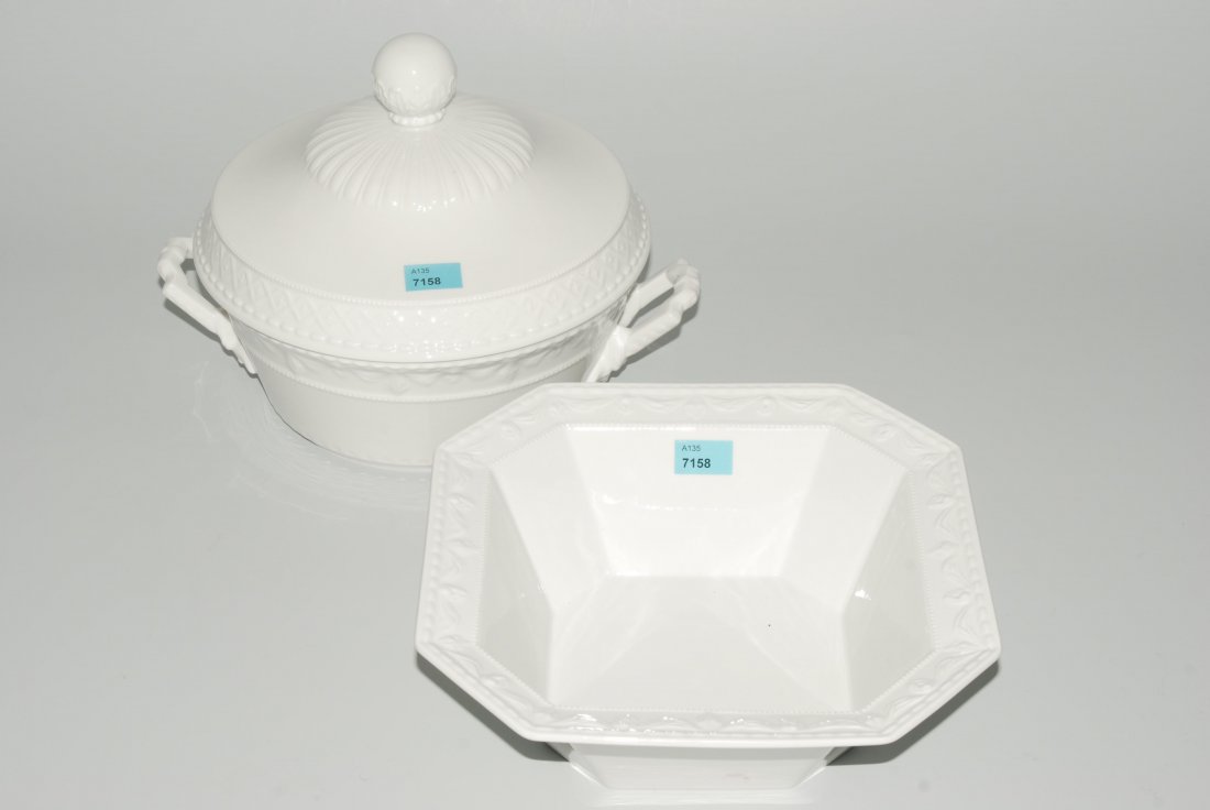 Lot: Deckelterrine und Schale, KPM Berlin, 20.Jh.: Lot: Deckelterrine und Schale, KPM Berlin, 20.Jh. Porzellan, weiss, "Kurländer Muster". H (Deckelterrine) 18 cm.