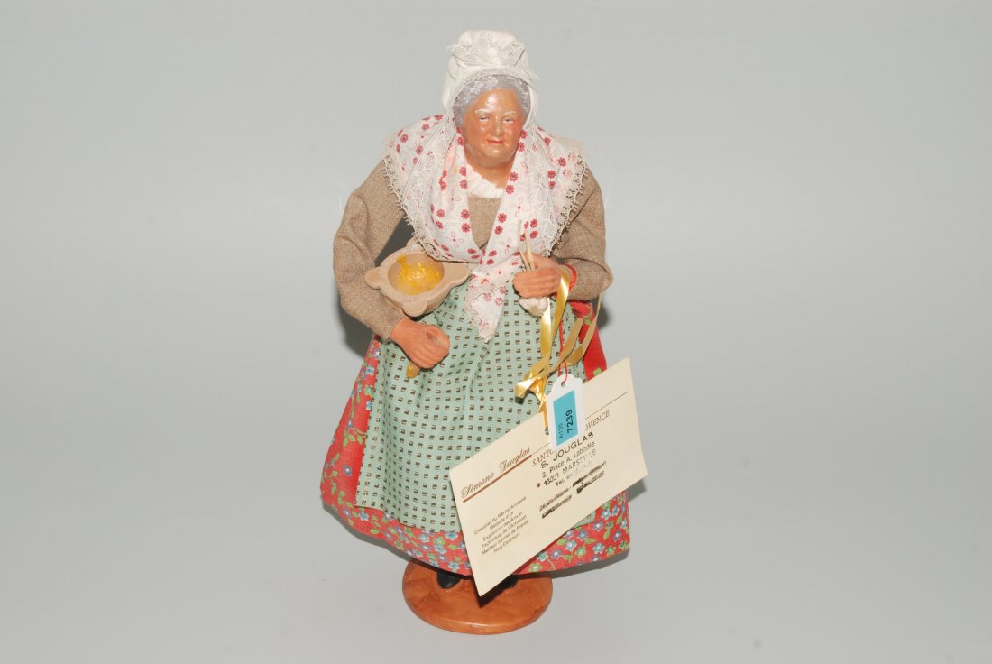 Santon de Provence: Alte Frau bekleidet Entwurf: Simone: Santon de Provence: Alte Frau bekleidet Entwurf: Simone Jouglas (Marseille 1907–2001). Masse bemalt, Stoffkleider. H 31 cm.