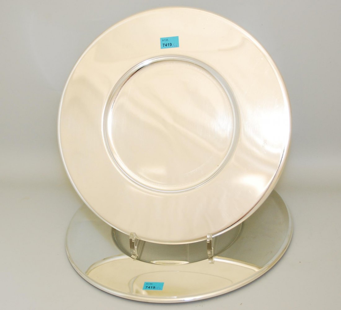 10 Platzteller Paris, 20.Jh. Marke Christofle. Metall: 10 Platzteller Paris, 20.Jh. Marke Christofle. Metall versilbert. Glatte Rundform mit abgesetzter, breiter Fahne. D 31,5 cm.