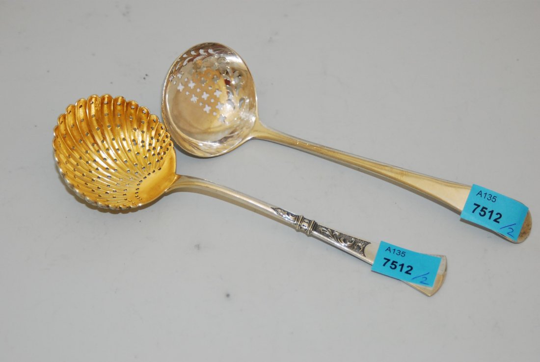 Lot: 2 Streulöffel 19./20. Jh. Jezler und London 1788.: Lot: 2 Streulöffel 19./20. Jh. Jezler und London 1788. Silber. Modell Renaissance bzw. glatter Abschluss. L 16 bzw. 15 cm, zus. ca. 90 g.