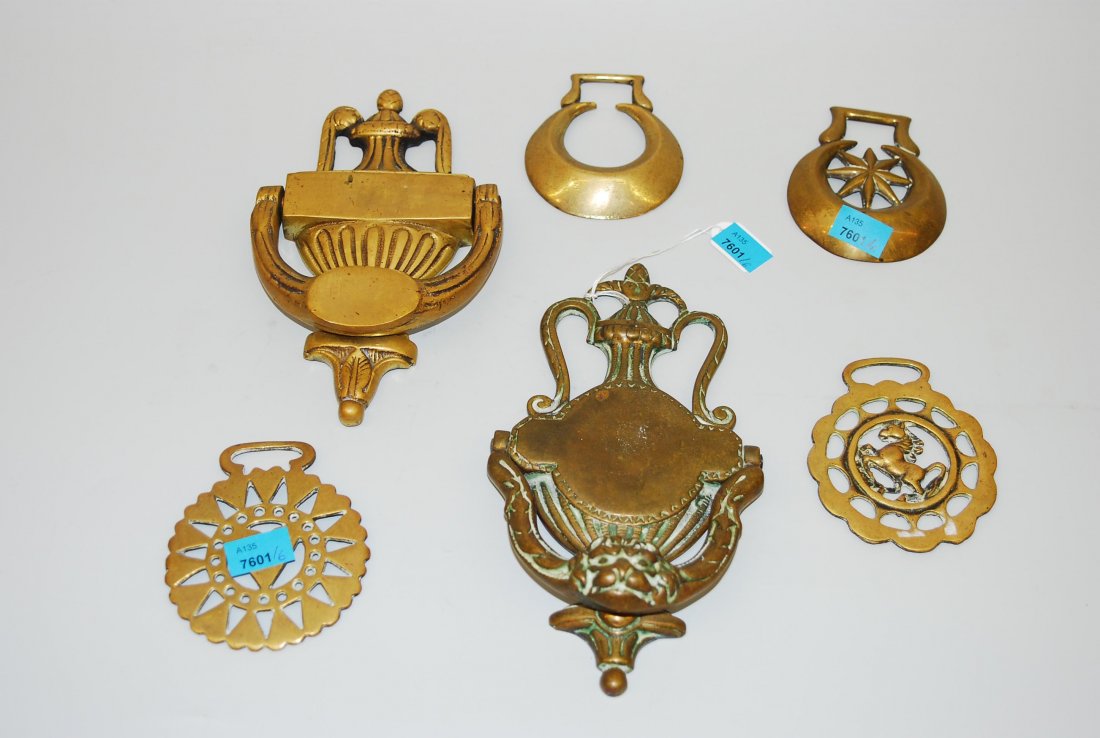 Lot: 6 Türklopfer und Plaketten 19.Jh. Bronze/Messing.: Lot: 6 Türklopfer und Plaketten 19.Jh. Bronze/Messing. Zwei Türklopfer in Vasenform, drei runde Plaketten, tlw. mit Ornamentikdekor. L 21/ D 8 cm.