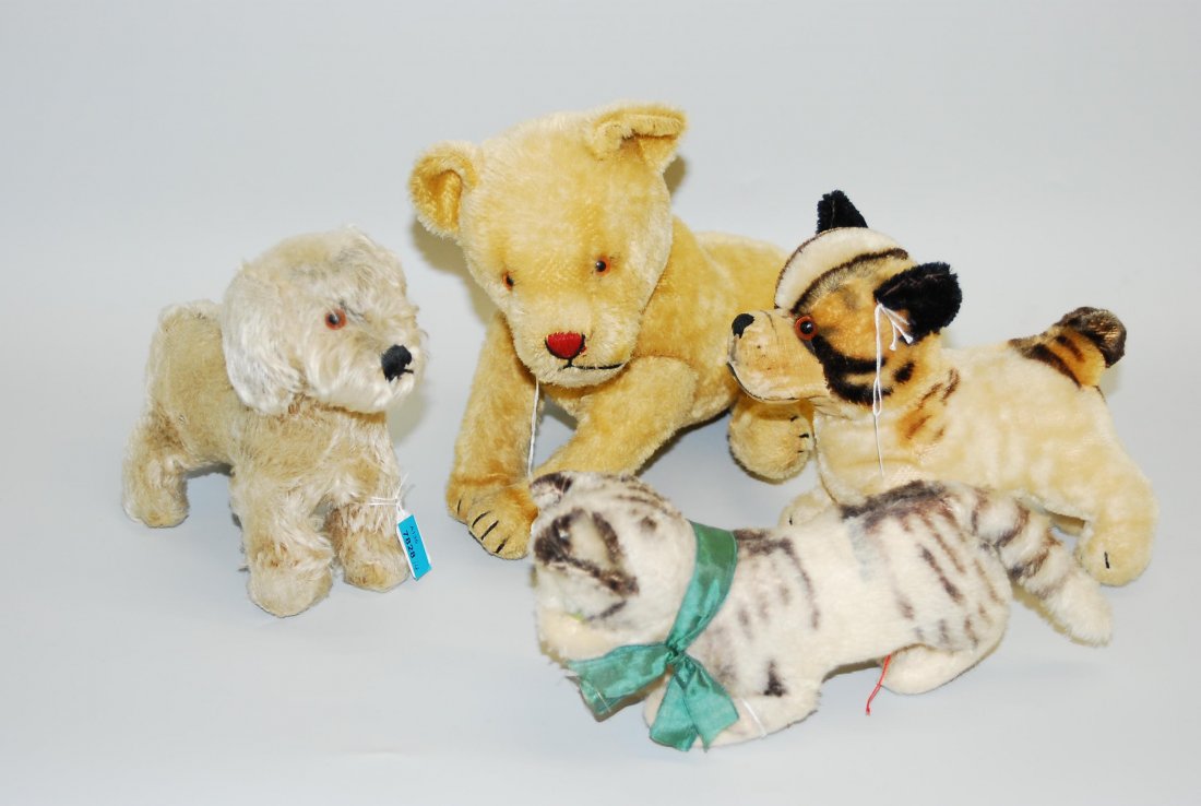 Lot: 4 Steiff-Tiere 1950/70er J. 2 Hunde, Katze und: Lot: 4 Steiff-Tiere 1950/70er J. 2 Hunde, Katze und "Löwen-Mama" aus Mohairplüsch. L 20–28 cm. Tlw. stark bespielt.