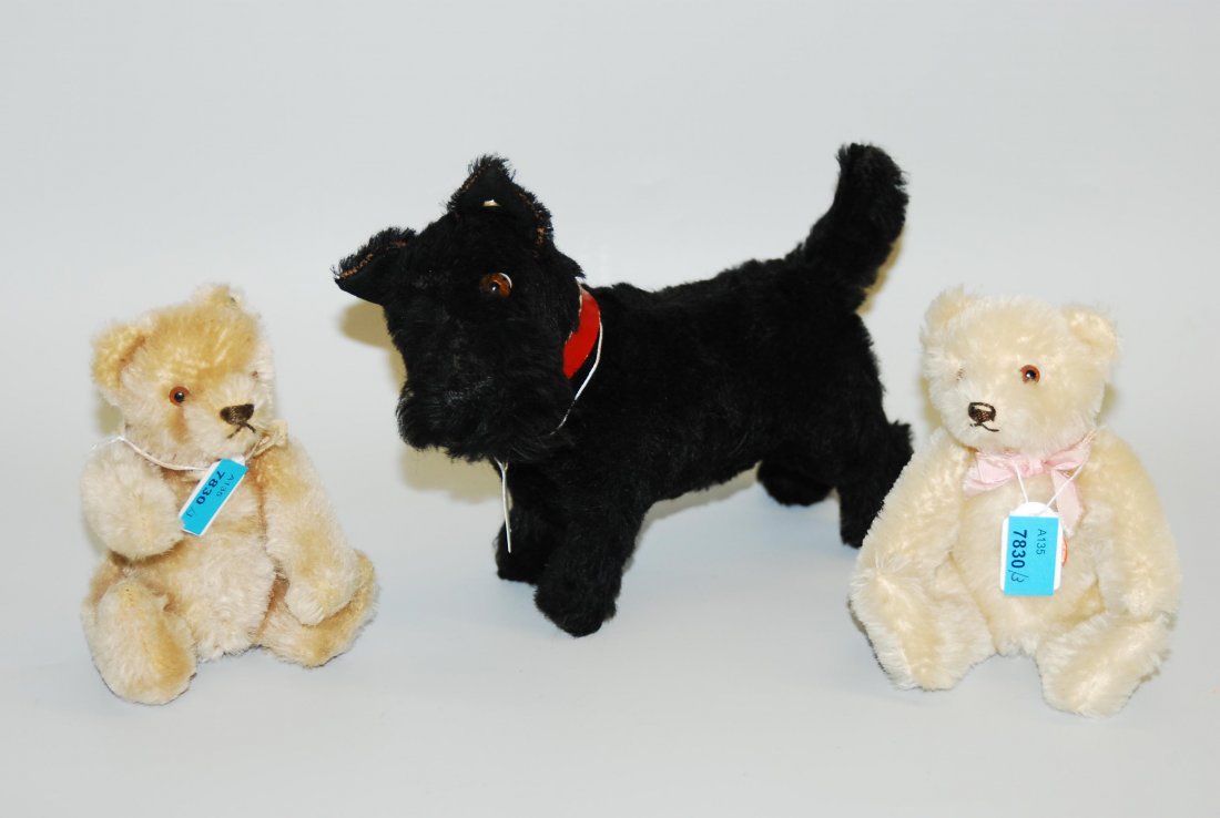 Lot: 3 Steiff-Tiere 1950er J. Heller, bzw. schwarzer: Lot: 3 Steiff-Tiere 1950er J. Heller, bzw. schwarzer Mohairplüsch. Zwei kleine Teddybären und Hund "Scotty". H ca. 14 cm.