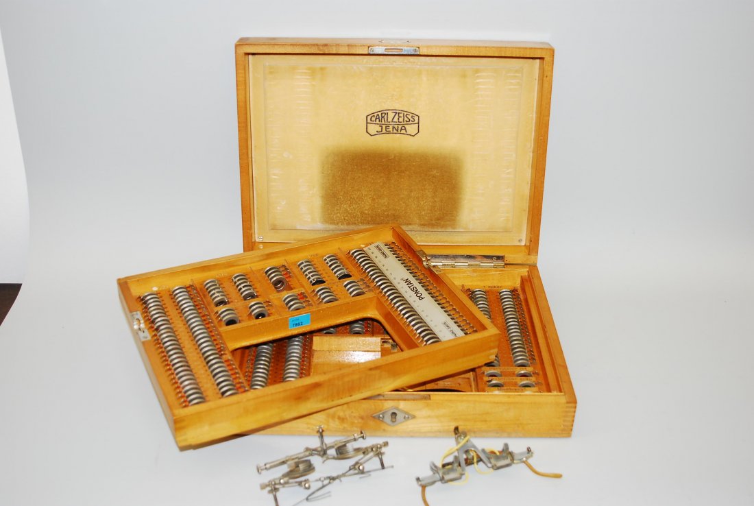 Optiker-Gerätschaft 1940er J. Carl Zeiss, Jena.: Optiker-Gerätschaft 1940er J. Carl Zeiss, Jena. Brillentestkasten mit Brille und vielen Testgläsern. L 37,5 cm.