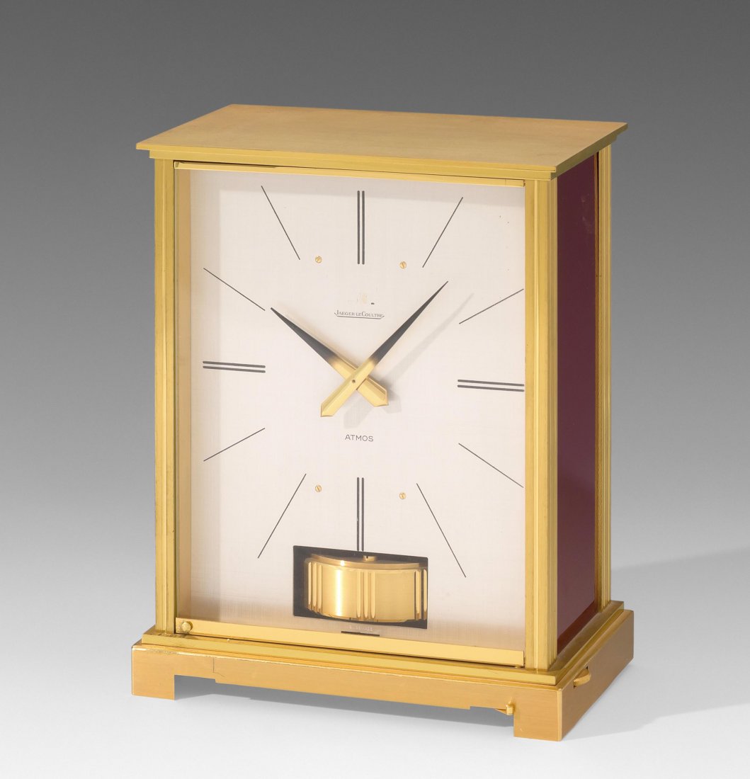 Atmos, Jaeger LeCoultre Nr. 277483 Schweiz, 70er Jahre.: Atmos, Jaeger LeCoultre Nr. 277483 Schweiz, 70er Jahre. Vergoldetes Messinggehäuse mit verglastem Fronttürchen. Seitlich mit rotfarbenem Glas versehen. Hellgraues Zifferblatt mit Signatur "Jaeger Le