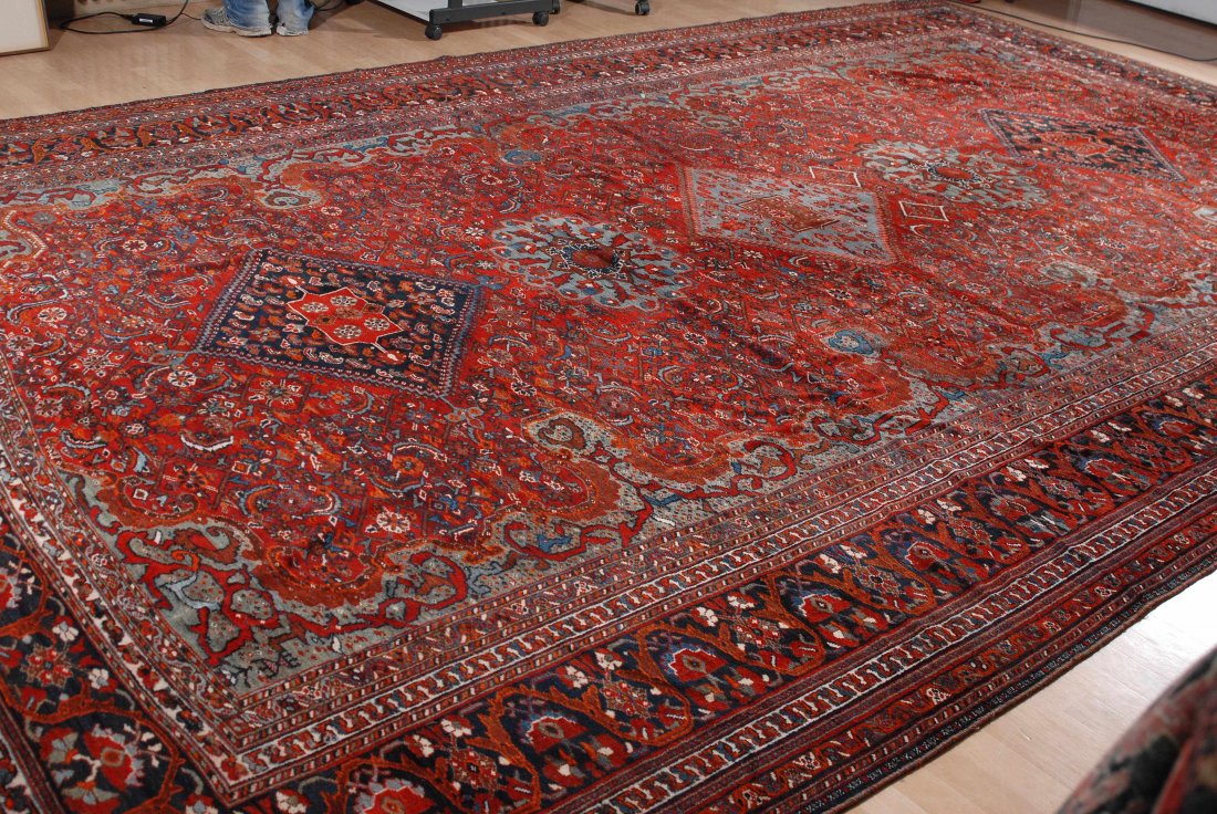 Shiraz S-Iran, um 1920. Aussergewöhnliche Grösse. Im: Shiraz S-Iran, um 1920. Aussergewöhnliche Grösse. Im ziegelroten Mittelfeld figurieren 3 Rautenmedaillons sowie 2 Rundmedaillons, flankiert von dichtem Streudekor sowie einer hellblauen Innen-Wellen