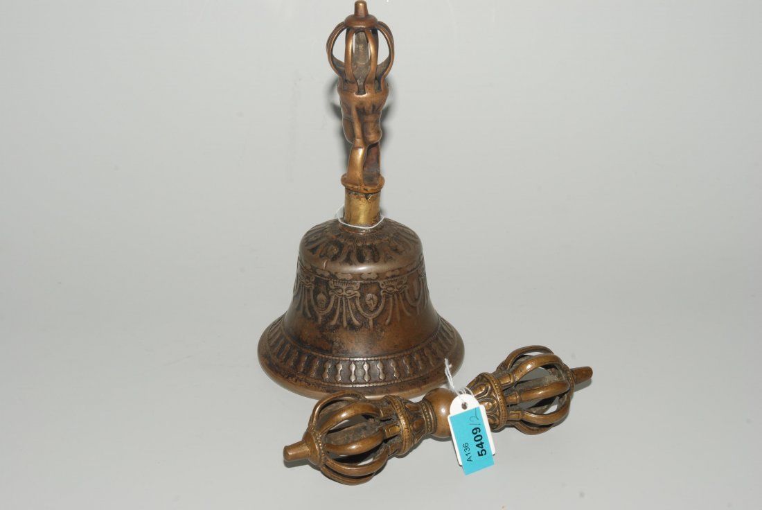 Gantha und Vajra Nepal. Bronze. Gantha. H 17. Vajra. L: Gantha und Vajra Nepal. Bronze. Gantha. H 17. Vajra. L 14,5 cm.