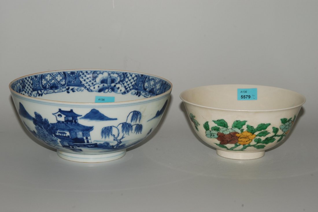 Lot: 2 Bols China. Porzellan. Unterglasurblaue: Lot: 2 Bols China. Porzellan. Unterglasurblaue Landschaftsmalerei. H 8,5, D 19 cm. / Farbiger Blumendekor mit Schmetterling auf graviertem Drachendekor. Kangxi-Marke. H 7, D 15 cm.