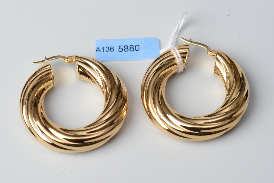 Creolen 750 Gelbgold. Grosse, polierte Créolen, hohl: Creolen 750 Gelbgold. Grosse, polierte Créolen, hohl gearbeitet. Gerillte Oberfläche mit einer Verdrehung. Ø 3,5 cm, 11 g.