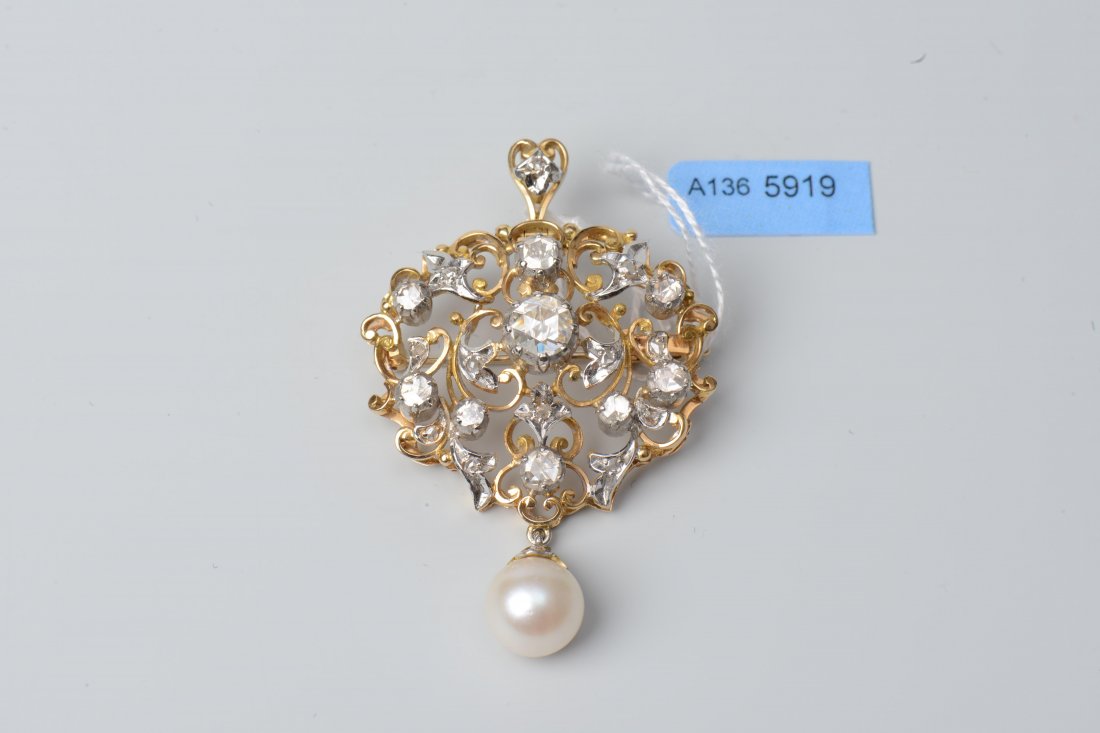 Diamant-Perlen-Anhänger/Brosche 750 Gelbgold,: Diamant-Perlen-Anhänger/Brosche 750 Gelbgold, rhodiniert/Palladium. Im Stil des 19. Jh. Durchbrochen mit Volutenmotiven verziert, 1 grössere Diamantrose ca. 6 mm im Zentrum. Zusätzlich bestückt mi