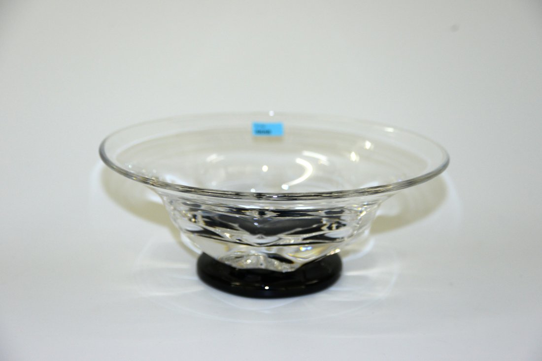Schale, Orrefors, Schweden Entwurf: Edward Hald um: Schale, Orrefors, Schweden Entwurf: Edward Hald um 1935. Farbloses Kristallglas, schwarzer Fuss. Bezeichnet: OF HU 167/1. H 9 cm.