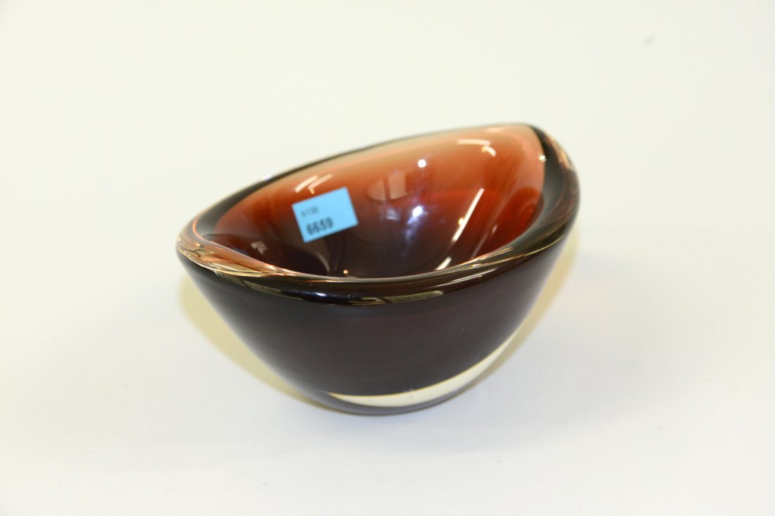 Kleine Schale, Orrefors, Schweden Entwurf: Sven: Kleine Schale, Orrefors, Schweden Entwurf: Sven Palmqvist um 1946–1948. Farbloses Kristallglas mit rotem Unterfang. Bezeichnet: Orrefors pu 3096. H 8,5 cm.