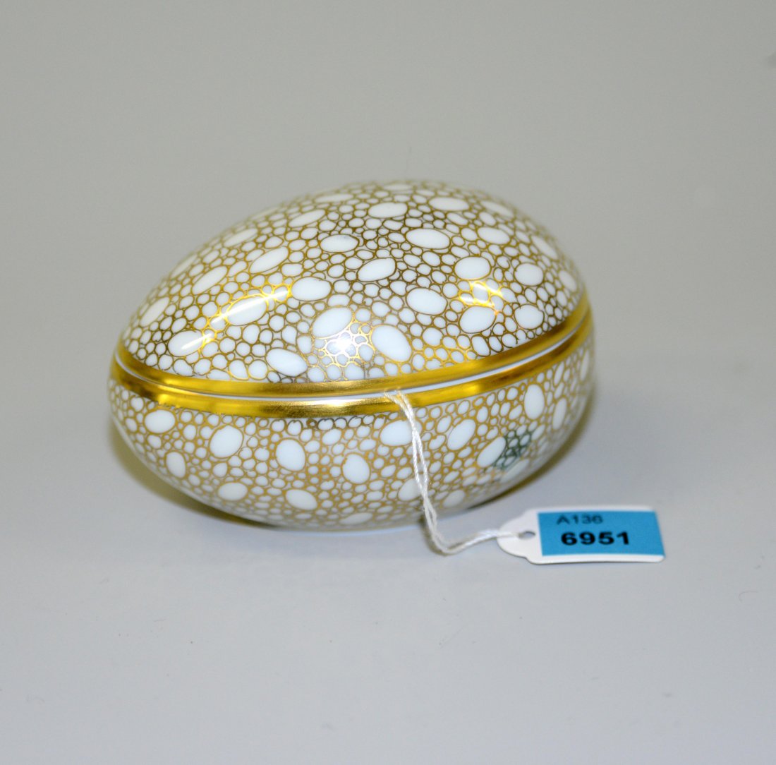 Dose, Augarten, Wien, 20.Jh. Porzellan, ornamentaler: Dose, Augarten, Wien, 20.Jh. Porzellan, ornamentaler Golddekor, Eiform. L 8,5 cm.