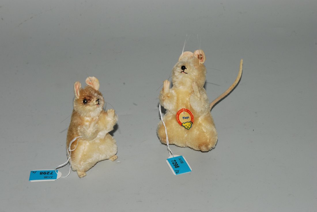 Lot: 2 Steiff-Tiere Deutschland, 1950/60er Jahre. 2: Lot: 2 Steiff-Tiere Deutschland, 1950/60er Jahre. 2 „Pieps“- Mäuse aus weissem bzw. grauem Mohairplüsch. Weisse Maus mit Knopf und Brustschild. H 8 cm.