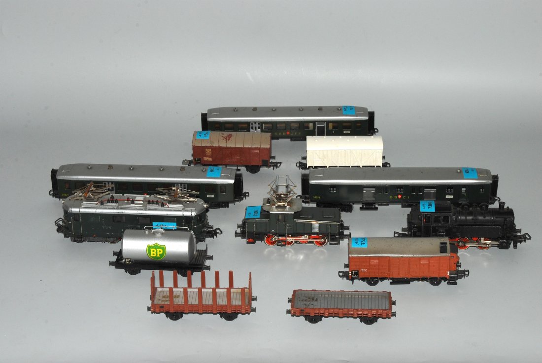 Lot: Märklin Modelleisenbahn H0 Deutschland, 1950er: Lot: Märklin Modelleisenbahn H0 Deutschland, 1950er Jahre. Blech/Kunststoff. Spur H0. Bestand: 1 Tenderlok TM 800, Tender fehlt / 1 E-Lok CE 800 / 1 E-Lok RE 800 / 2 Leichtschnellzugwagen SBB 348/1 /