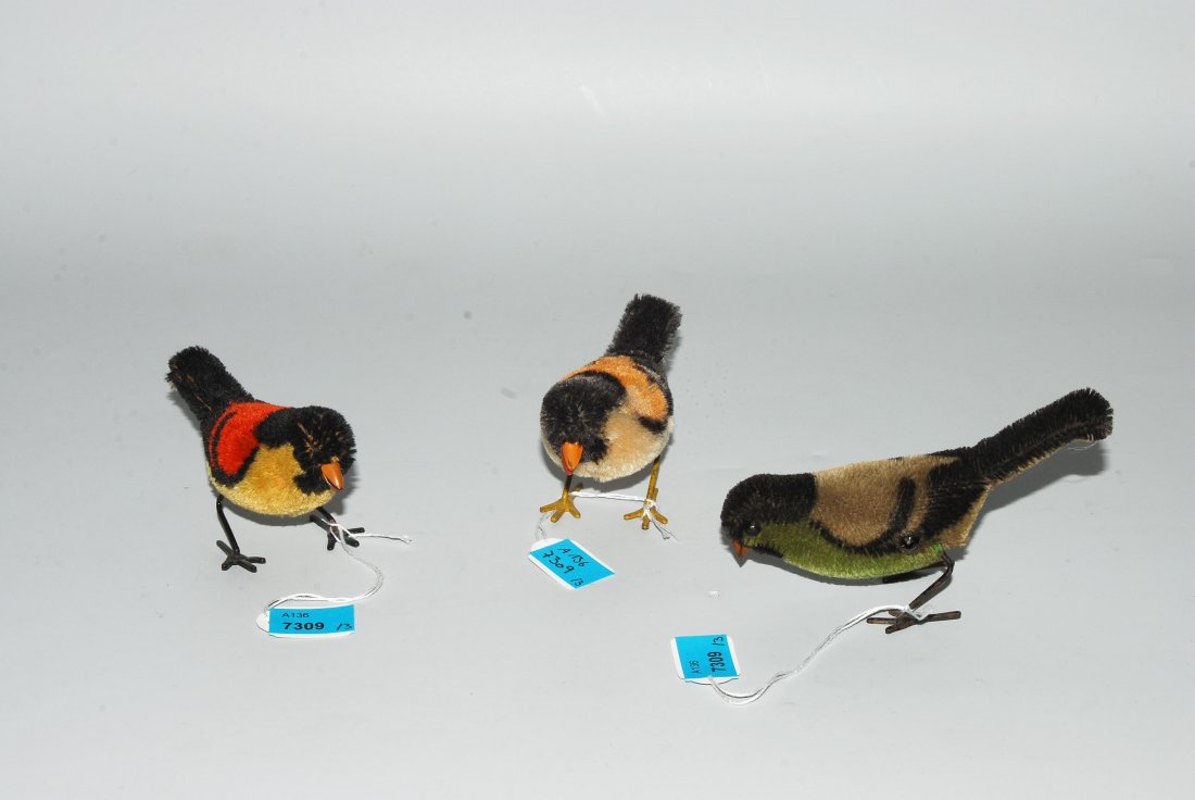 Lot: 3 Schuco Pick-Pick Vögel Deutschland, 1960er: Lot: 3 Schuco Pick-Pick Vögel Deutschland, 1960er Jahre. Stabiler Metallkörper mit mehrfarbigem Plüschbezug. Uhrwerkantrieb. Ohne Schlüssel. H 4,5 cm.