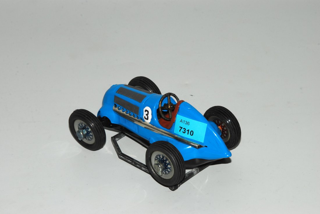 Schuco Modellauto Deutschland, Neuproduktion: Schuco Modellauto Deutschland, Neuproduktion. Modell "Mercedes 1936". Blauer Metallspritzguss. Mit Schlüssel, Zubehör und Originalkarton. L 14 cm.