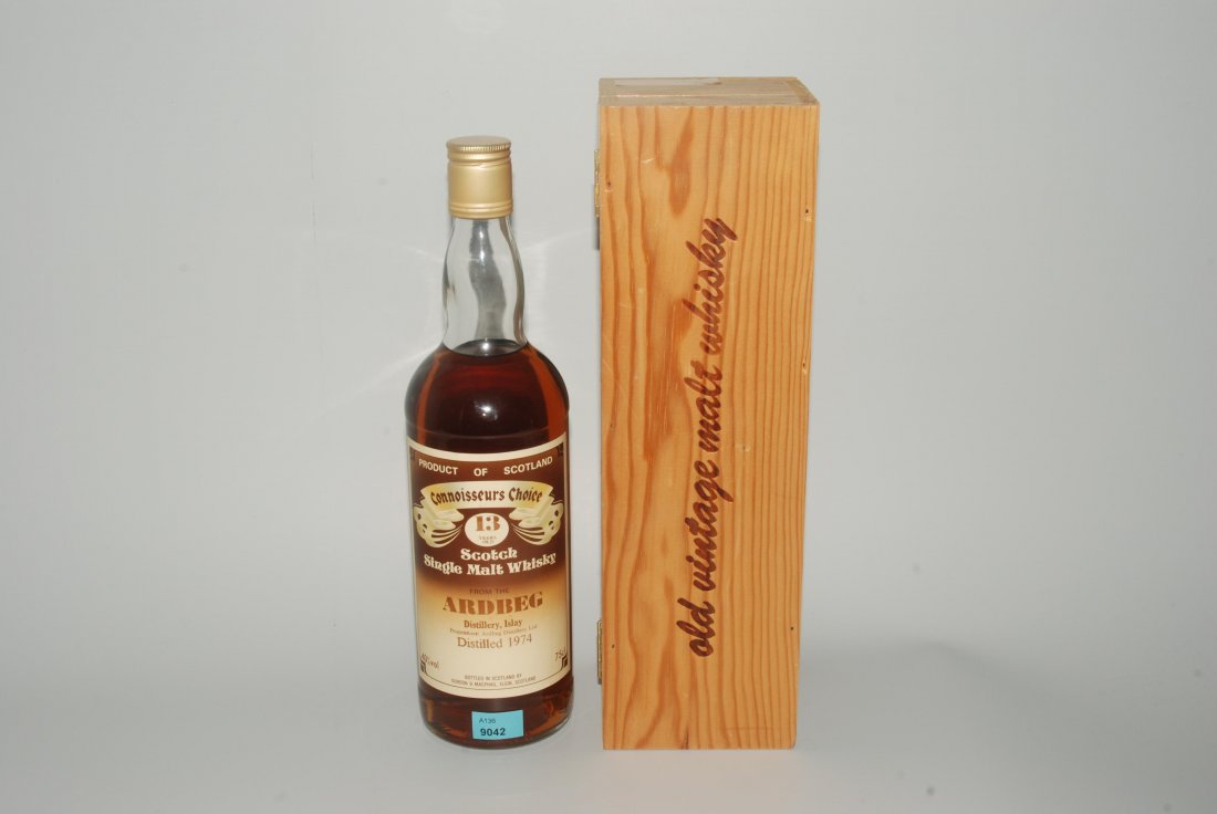 Alte Flasche Ardbeg, Distilled 1974, 13 years old,: Alte Flasche Ardbeg, Distilled 1974, 13 years old, single Malt Scotch Whisky, Connoisseurs Choice, Abfüller Gordon McPhail. Holzkiste. 1 Flasche.