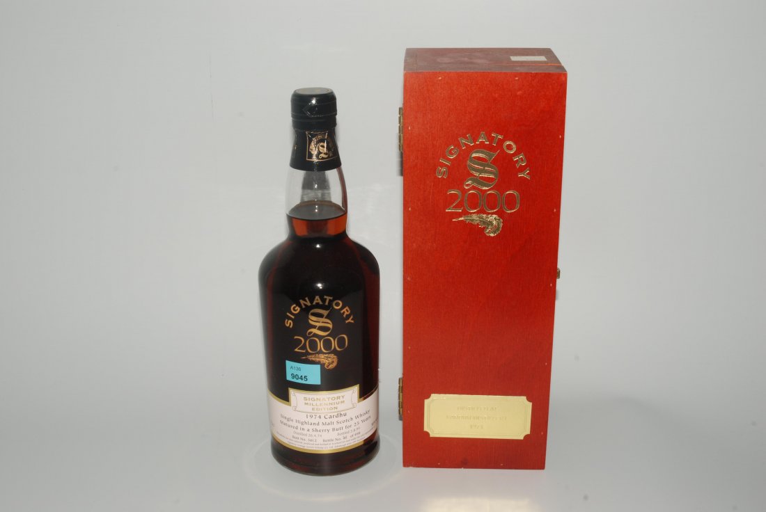 Alte Flasche Cardhu Millenium Edition. Single Malt: Alte Flasche Cardhu Millenium Edition. Single Malt Highland Scotch Whisky. Matured in a Sherry Butt. 1974 distilled 1999 bottled. Nummerierte Flasche. Abfüller Signatory. Holzkiste. 1 Flasche.