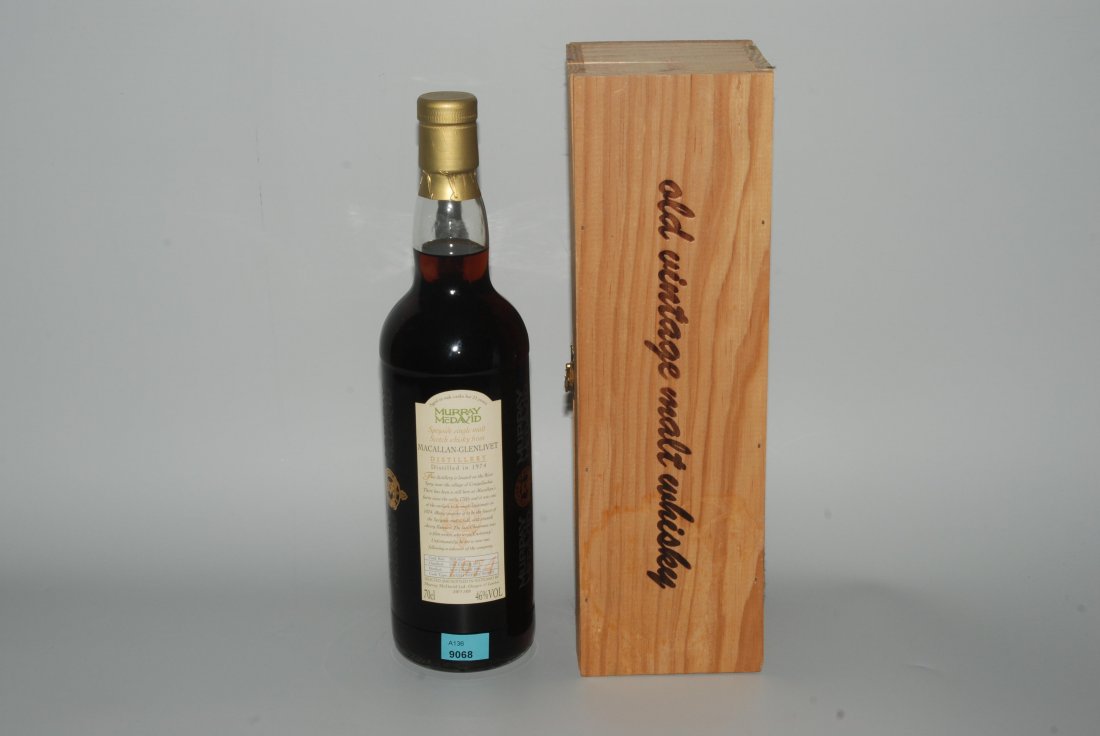 Alte Flasche Macallan Glenlivet. Speyside. Single Malt: Alte Flasche Macallan Glenlivet. Speyside. Single Malt Scotch Whisky. 1974 distilled 1996 bottled. Abfüller Murray McDavid. Holzkiste. 1 Flasche.