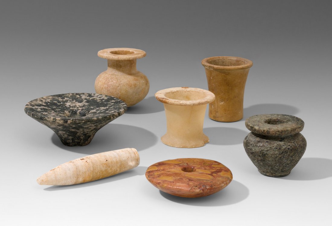 Lot: 7 Steinobjekte Aegypten, prädynastisch–Neues: Lot: 7 Steinobjekte Aegypten, prädynastisch–Neues Reich. a) Zwei Scheibenkeulen. 3500–2000 v. Chr. Granit, Brekzie. D 6,2–8. b) Salbgefäss. Alabaster. Alte Inventarnr. am Boden. Bestossen, Ris