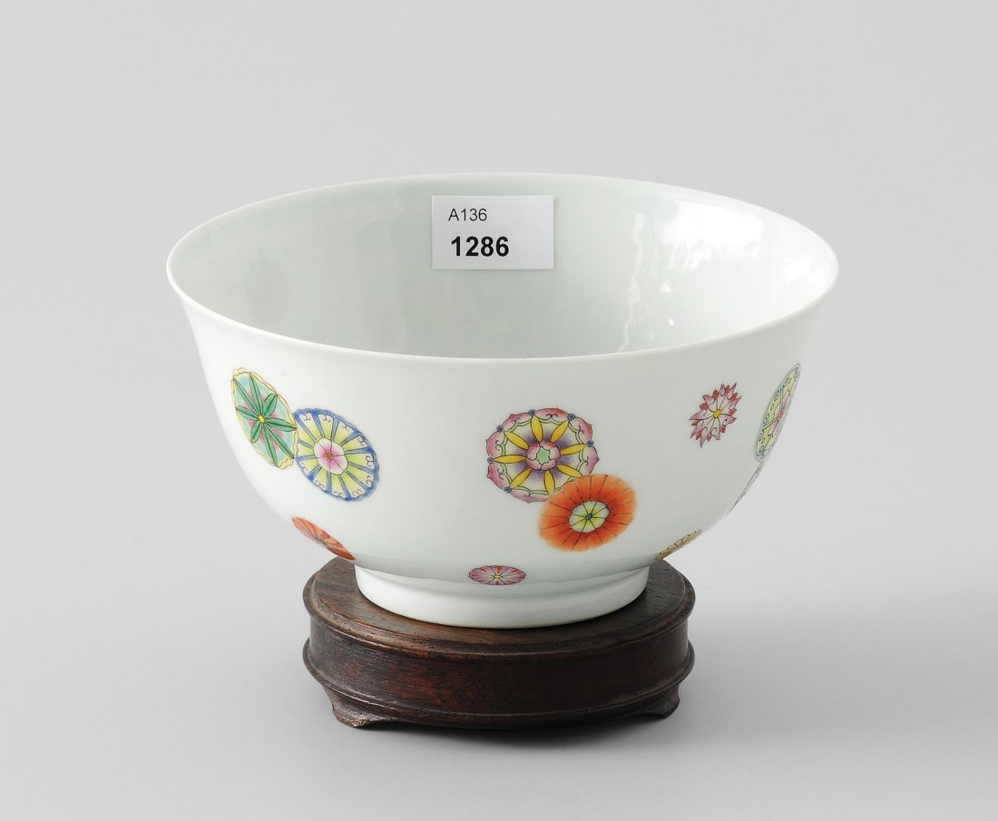 Bol China, 20.Jh. Qianlong-Marke. Porzellan. Polychrome: Bol China, 20.Jh. Qianlong-Marke. Porzellan. Polychrome Motive mit Blüten-Medaillons. H 6,5, D 13 cm. Mit Holzsockel.