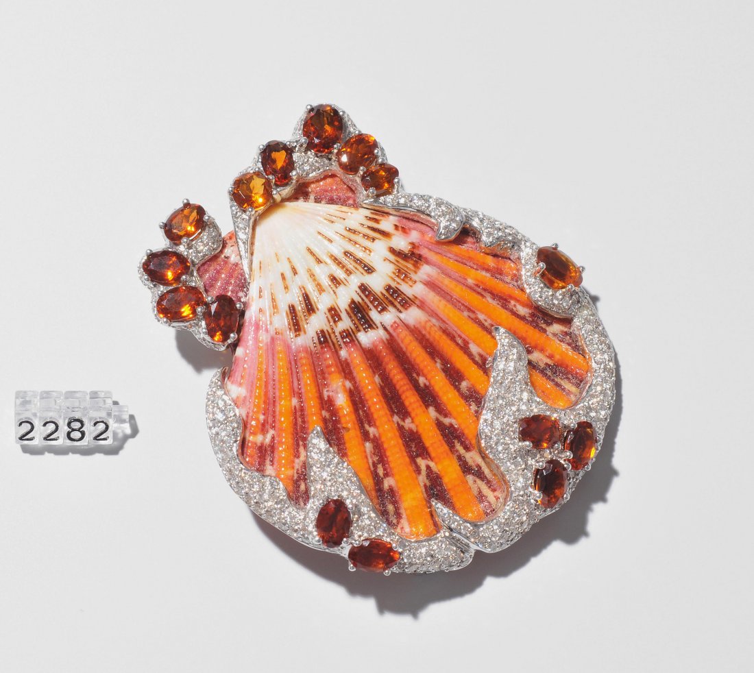 Brillant-Citrin-Muschelbrosche 750 Weissgold.: Brillant-Citrin-Muschelbrosche 750 Weissgold. Nachbildung nach Verdura, 1950. Natürliche Muschel, ummantelt mit 371 pavégefassten Brillanten von zus. ca. 4.20 ct und 15 ovalen Citrinen von zus. ca. 