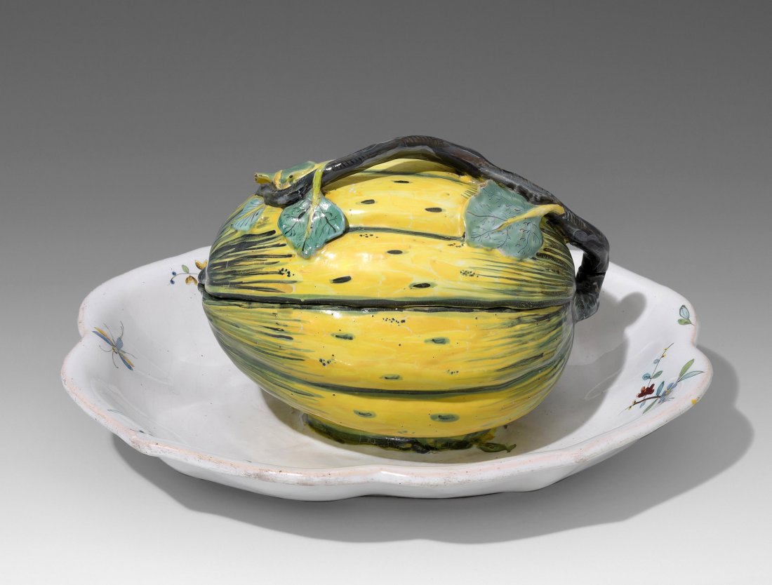 Terrine in Form einer Melone, Paul Hannong, Strassburg,: Terrine in Form einer Melone, Paul Hannong, Strassburg, um 1735–1748 Fayence, "Fleurs des Indes" in Aufglasurtechnik. Bezeichnet: R (in Schwarz). 12,5x25 cm. - Asthenkel und Blätter teilweise resta