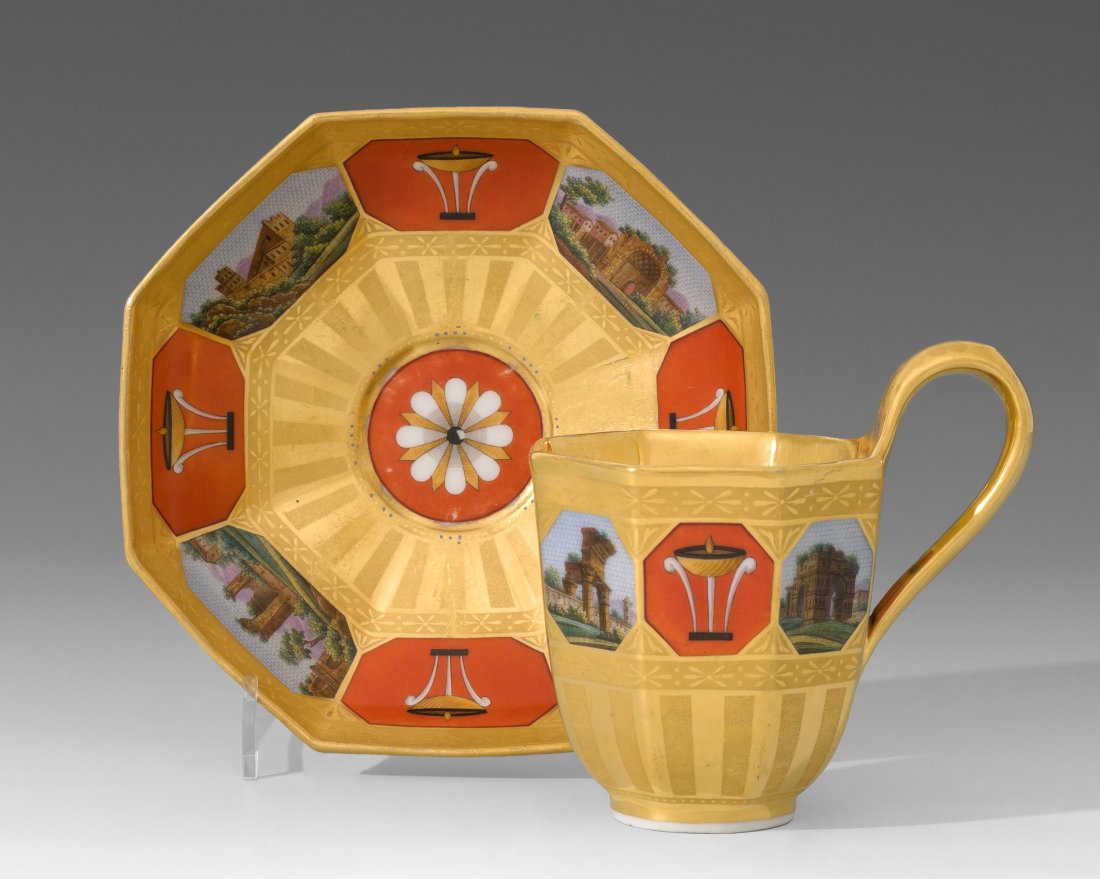 Tasse mit Untertasse, KPM Berlin, um 1820 Porzellan,: Tasse mit Untertasse, KPM Berlin, um 1820 Porzellan, bemalt mit Architekturansichten in der Art von Mosaiken und Pietra-dura-Arbeit, alternierend mit etruskischem Motiv über eisenrotem Fond, geätzte