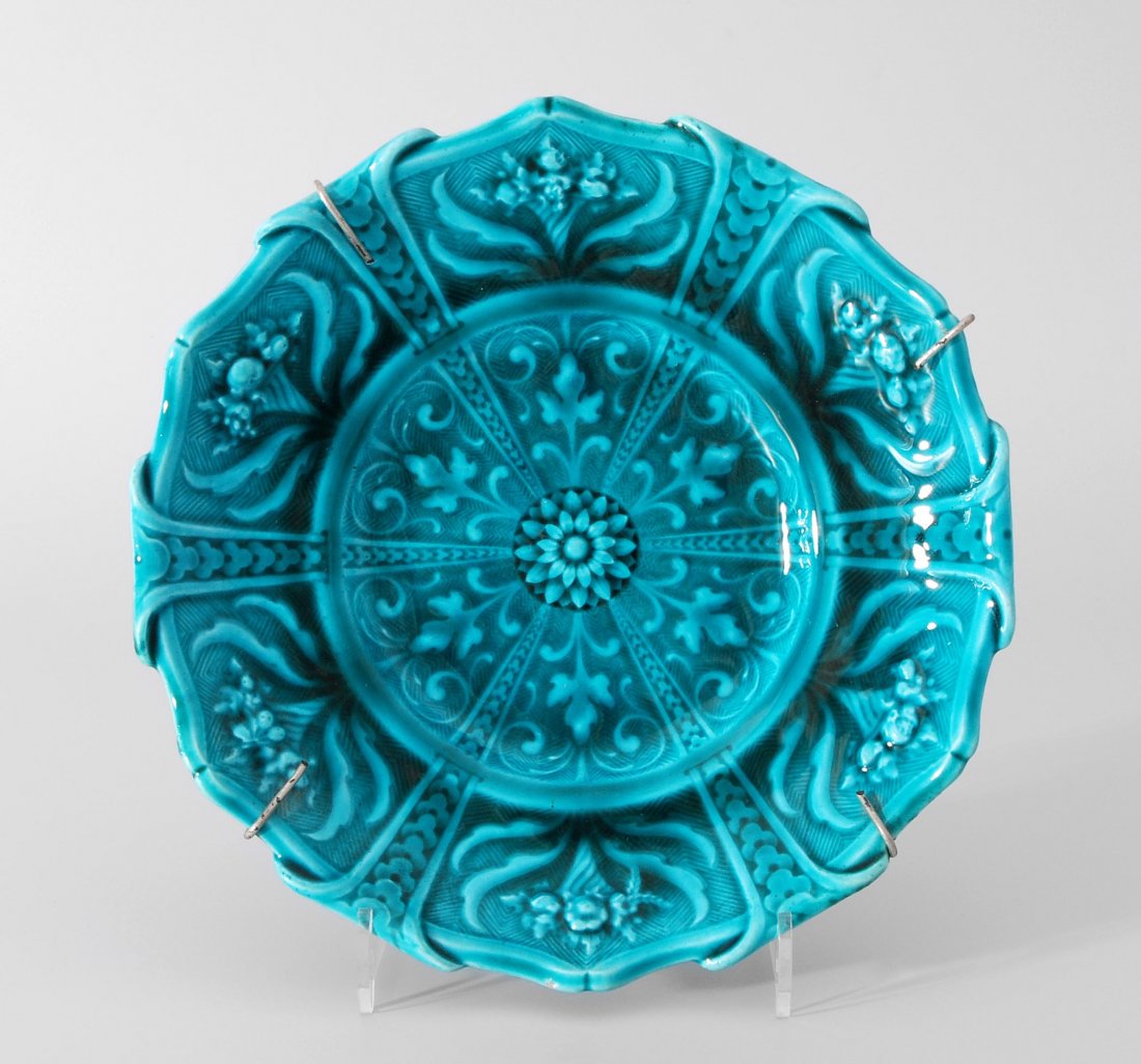 Kleine Schale, Théodore Deck, Paris, um 1880 Fayence,: Kleine Schale, Théodore Deck, Paris, um 1880 Fayence, ornamentaler Reliefdekor, türkisgrün glasiert. Bezeichnet: TH. DECK; Pressmarke mit Selbstporträt. D 17,5 cm.