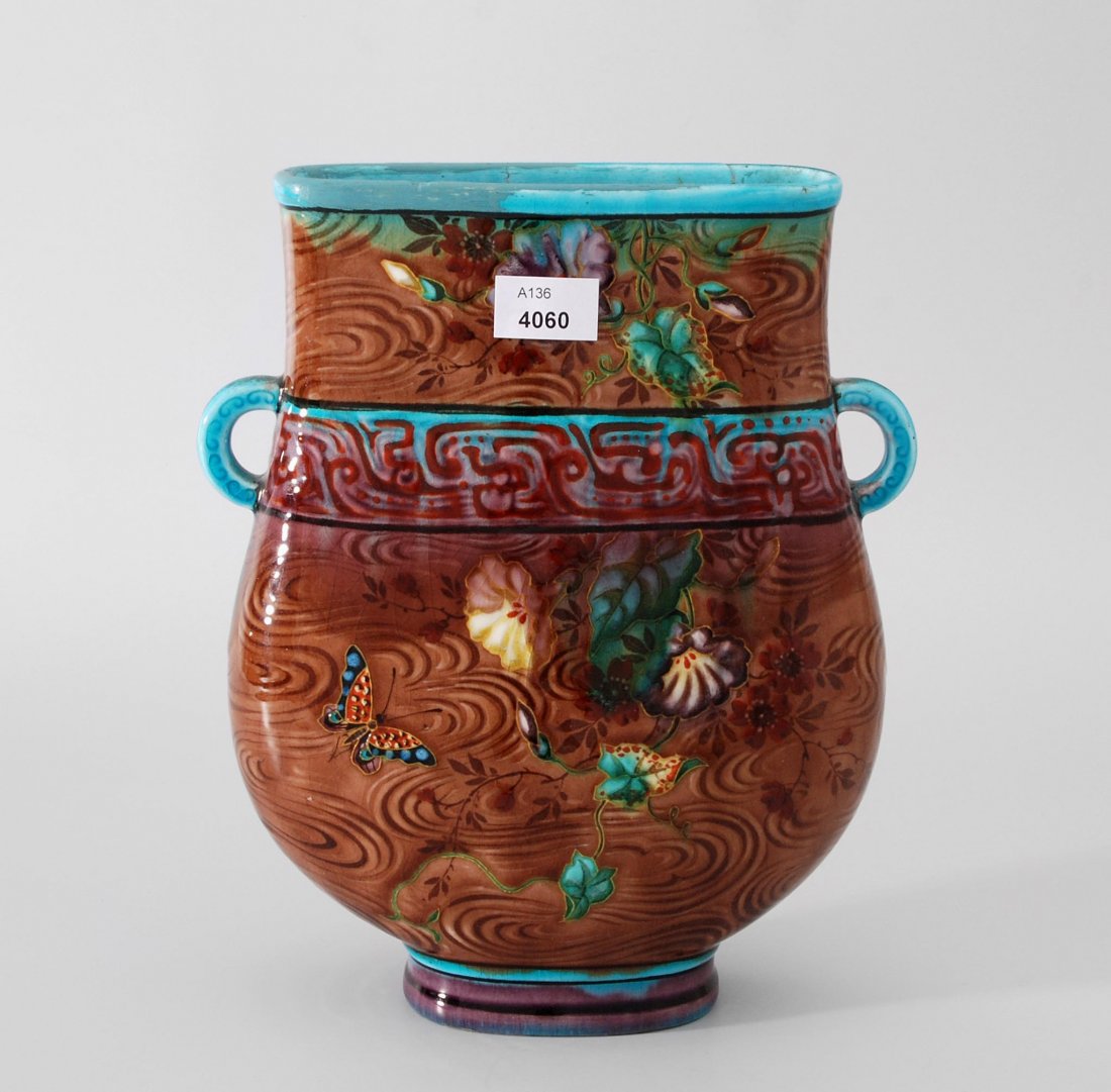 Vase, Théodore Deck, um 1880 Fayence, nach archaischem: Vase, Théodore Deck, um 1880 Fayence, nach archaischem chinesischem Bronzevorbild gearbeitet, mehrfarbig glasiert, emaillierter Dekor mit Blumen und Schmetterlingen. Bezeichnet: TH. DECK., BP (in Bla